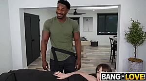 Ljubim, kako pastorka Lana obvlada moj ogromen kurac v divjem seksu.