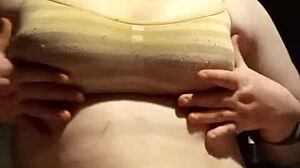 Amateur Pequeña 18+ Juega con Tetas Naturales Grandes en Lencería POV