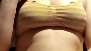 Amateur Pequeña 18+ Juega con Tetas Naturales Grandes en Lencería POV