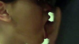 Majhna evropska nerda Aprill z očali dobi trening dušenja gagovanja globokega grla pihanja