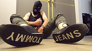 Wanking in sneakers feels so good 😏