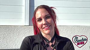 Ava e Miss Alice lambem uma a outra