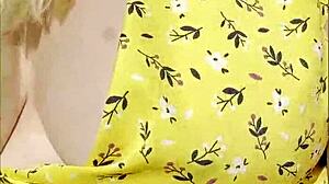 Ženica pokaže svoje popolne velike joške med vožnjo v avtu, postane popolna ekshibicionistka na prostem!