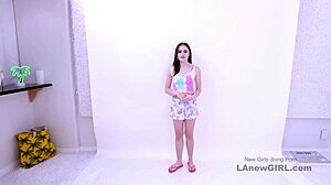 őrült orgazmusok leszbikusoknak straponnal a csinos 18+ bébiszitterrel