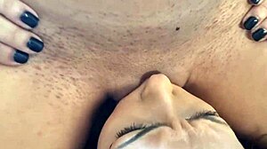 Full - jeg sugde romkameraten min og hun fikk ansiktet mitt fullt av sæd 😏