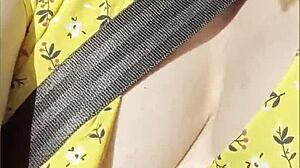 Ženica pokaže svoje popolne velike joške med vožnjo v avtu, postane popolna ekshibicionistka na prostem!