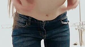 痩せたティーン18+が浴槽でパンティ越しにオシッコして絞り出す。汚い話と黄金シャワー欲求