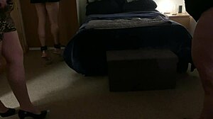 سيساي مربوط يحلب من سيدات مهيمنات