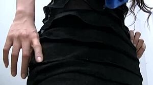 Guardo Questa Ladyboy Pelosa che si Spoglia del Vestito Blu e Si Sega il Cazzetto 18+