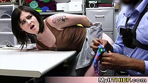 Şirin hırsız üvey annesinden yardım istiyor ama işler çabuk kızışıyor