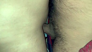 Padosan nalákána do džungle na intenzivní šukání s brunetkou a blondýnkou v přírodě s velkými kalhotkami na prdel