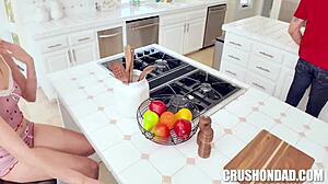 Virgina curioasă prinsă în primul trio.