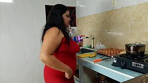 큘로나가 부엌에서 젊은 초보자에게 박혀! 빅 애스 BBW 서브미시브 팬티로 미국 엉덩이 워십 블랙 보디빌더 액션