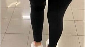 Je montre mon cul dans des leggings transparents au magasin public, ça m'excite. Je me masturbe avec des jouets dans les toilettes en tant que Latina amateur salope