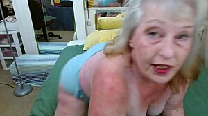 Voluptueuze oma plaagt natte poes in blauwe slip, leidt tot heftig orgasme voor Luke