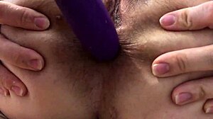 Dievča s veľkými visiacimi prsiami zvádza na castingový sex.