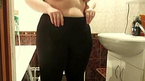 Debela milf voha tujce hlačke, masturbira in jih skriva v svojo dlakavo pičko v amaterskem fetish videu 😏