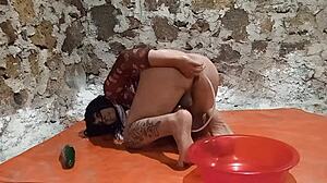 おい、このシーメールがアナルにオシッコして、キュウリでストレッチ、ギャッピング、フルーツプレイ、小さなチンポ！！