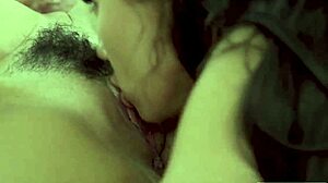 ung brunette får oral av brorskapskamerat under grov kyssessjon