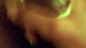 Érett Jorde maszturbál nagy óriásfarkot a zuhany alatt kézzel