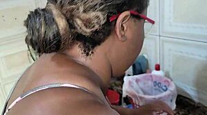 Madrasta leva gozada na cara na cozinha.