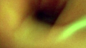 Érett Jorde maszturbál nagy óriásfarkot a zuhany alatt kézzel