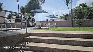 Min granne bjöd in mig på Netflix, men det blev vilt. Passionerad latina tonåring 18+ slet sönder kläder för galen blowjob i klackar.