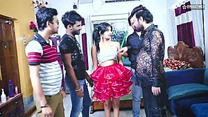 Boneka seks Desi imut digangbang, muka penuh cumshot