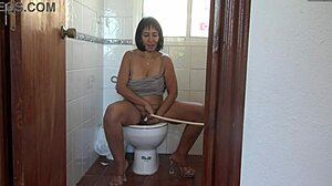 Hej ty zvrácený chlape, podívej se na tu francouzskou milf, jak čurá z chlupaté kundičky?