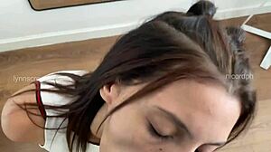Kova seksi latinalaisen käly Lynnscreamin kanssa cowgirl-ratsastuksessa ja lähetysimemisessä