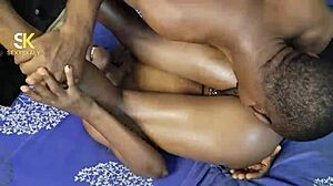 Amatööri nielee ison mustan kyrvän pillun hieronnan jälkeen