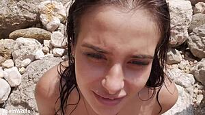 Foda Audaciosa na Praia com Irmã de Criação Assistida por Banhistas