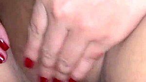 私たちの初めてのアマチュアポルノビデオ、POVで濡れてオーガズムとオナニー