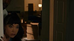 Nowożeńcy Little Puck i Isiah Maxwell cieszą się deepthroat i włochatym seksem w nawiedzonym domu