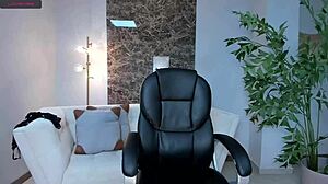 woman masturbating on live?