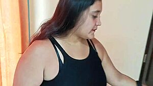 Forlatt jente møter muskuløs fremmed på kontoret, fører til hard sex