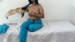 Nagy cicis nővér maszturbál szaftos puncival a kórházban