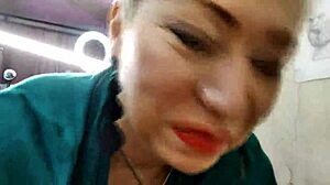 Dospelá susedka Aimee cucá zrelé veľké prirodzené cicí s špinavým rozprávaním tease.