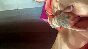 Garota se exibe na webcam mostra toda a sua grande xereca rosa