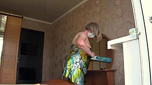 Sąsiad podgląda pulchną MILF z obwisłymi naturalnymi cyckami i grubymi nogami przez otwarte okno w domowej scenie PAWG. Ona szeroko się rozkłada za kulisami.