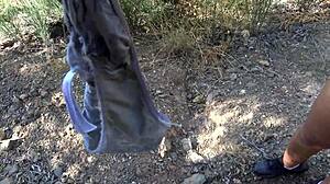 Belle-mère perverse pisse de sa chatte poilue devant beau-fils, femme regarde milf excitée sexe pov avec dirty talk