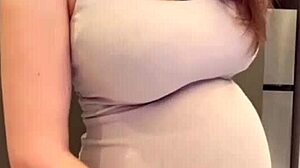 Stemor viser sin elastiske røv og store mælkeagtige titter i massage session