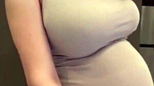 Mostohaanya felfedi rugalmas seggét és nagy tejfehér cicijét masszázs közben.