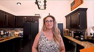 Kız arkadaşımın ateşli annesi Jasper Nyx de oynamak istiyor, derin boğaz POV ile içini dolduruyor WCA Productions'da