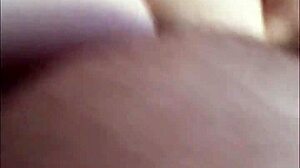 ¿Por qué la pareja mayor folla en medias en la cama?