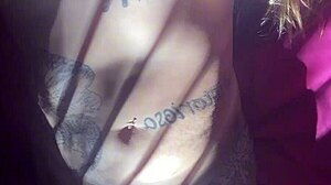 Garota se exibe na webcam mostra toda a sua grande xereca rosa