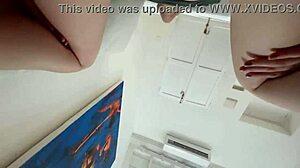 הבוס שלי מאונן לי ומרטיב את הכוס שלי כמו זונה בסשן נשיקות וסקווירט לסבי