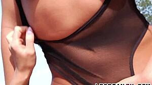 Adriana Chechik ve Megan Rain'i birbirlerine sertçe yüklenirken izliyorum, boşalana kadar