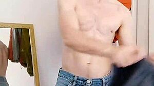 Engelse stier kleedt uit, toont gespierd lichaam!