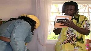 Son entretien d'embauche dégénère avec le patron qui lèche son cul et baise sa chatte aux gros seins en levrette et pipe 😈